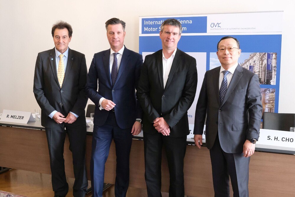 © Peter Seipel
Expertenmeeting am Wiener Motorensymposium: Bernhard Geringer (TU Wien und ÖVK), Thomas Schmall (Technikvorstand der Volkswagen Gruppe), Thomas Pauer (Executive Vice President der Robert Bosch GmbH), Sung-hwan Cho (CEO Hyundai Mobis) (v.l.).
Expertenmeeting am Wiener Motorensymposium: Bernhard Geringer (TU Wien und ÖVK), Thomas Schmall (Technikvorstand der Volkswagen Gruppe), Thomas Pauer (Executive Vice President der Robert Bosch GmbH), Sung-hwan Cho (CEO Hyundai Mobis) (v.l.).