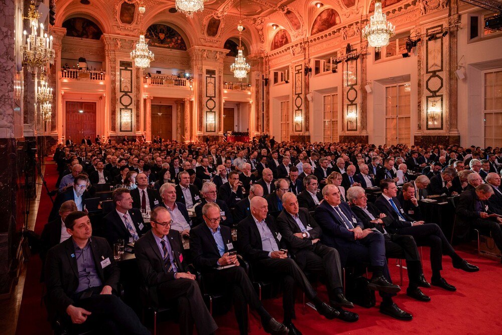 © ÖVK Ranger
Mehr als 1.000 Teilnehmerinnen und Teilnehmer aus aller Welt trafen einander am Motorensymposium in der Wiener Hofburg.
Mehr als 1.000 Teilnehmerinnen und Teilnehmer aus aller Welt trafen einander am Motorensymposium in der Wiener Hofburg.