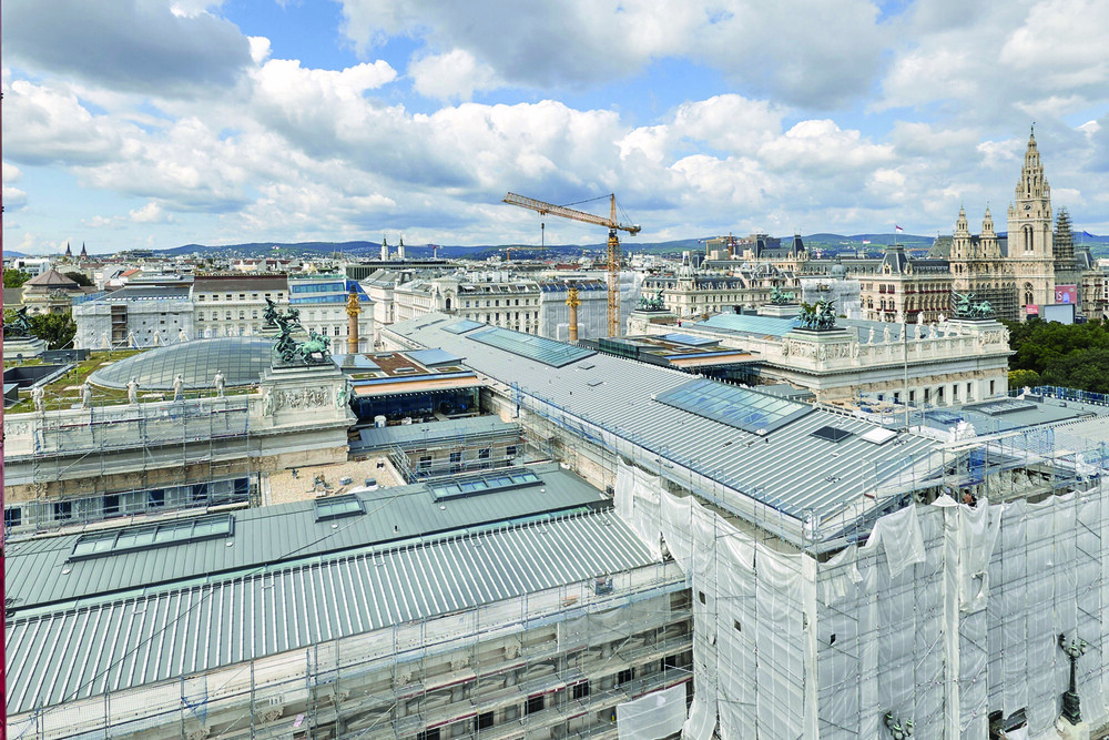 Die Baustelle in den Endzügen: Blick auf das über 10.000 m2 große neu sanierte Dach des österreichischen Parlaments in Wien.