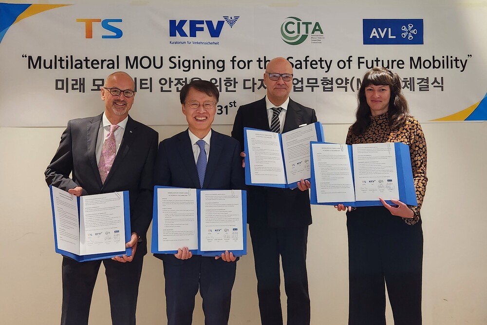 © AVL DiTEST
Die Unterzeichner:innen der Übereinkunft: Gerhard Müller (Präsident CITA), Yong Book Kwon (Präsident der koreanischen Verkehrssicherheitsbehörde KOTSA), Gerald Lackner (Geschäftsführer AVL DiTEST), Susanne Kaiser (Kuratorium für Verkehrssicherheit) (v.l.).
Die Unterzeichner:innen der Übereinkunft: Gerhard Müller (Präsident CITA), Yong Book Kwon (Präsident der koreanischen Verkehrssicherheitsbehörde KOTSA), Gerald Lackner (Geschäftsführer AVL DiTEST), Susanne Kaiser (Kuratorium für Verkehrssicherheit) (v.l.).