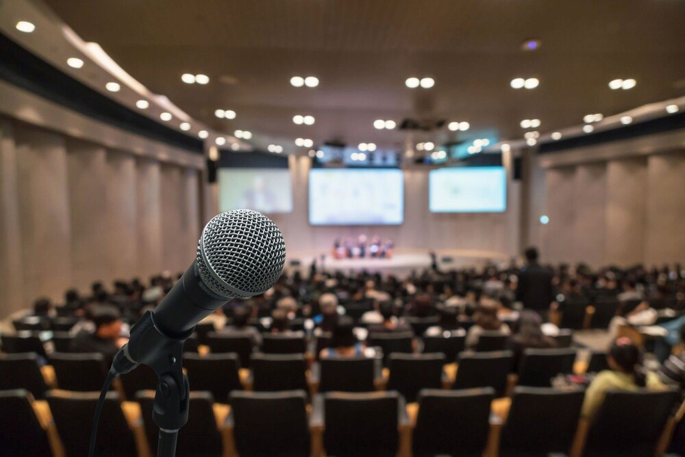 © iStock / Getty Images Plus / Tzido Kongress Besucher