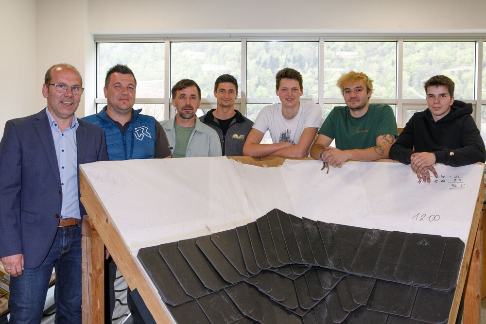 Die Gewinner im Dachdecker-Bewerb mit Gratulanten nach dem Wettbewerb am 2. Mai in Hallein (von links): Helmut Heiml (Swisspearl), Thomas Plainer (Wienerberger), Innungsmeister Roman Moosbrugger, Lehrlingsbeauftragter Sascha Schroller (Peter GmbH), Zweitplatzierter Niklas Hartmann (Peter GmbH, Götzis), Sieger Jakob Prisching, (Peter GmbH) und der Drittplatzierte Angelo Hutter (Hagspieldach).