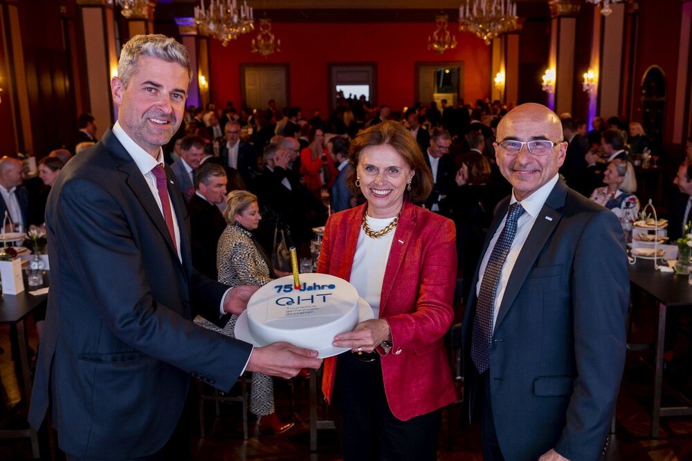 © Martin Steiger Die beiden OeHT-Geschäftsführer Matthias Matzer und Martin Hofstetter bekamen von Tourismus-Staatssekretärin Susanne Kraus-Winkler eine Torte überreicht