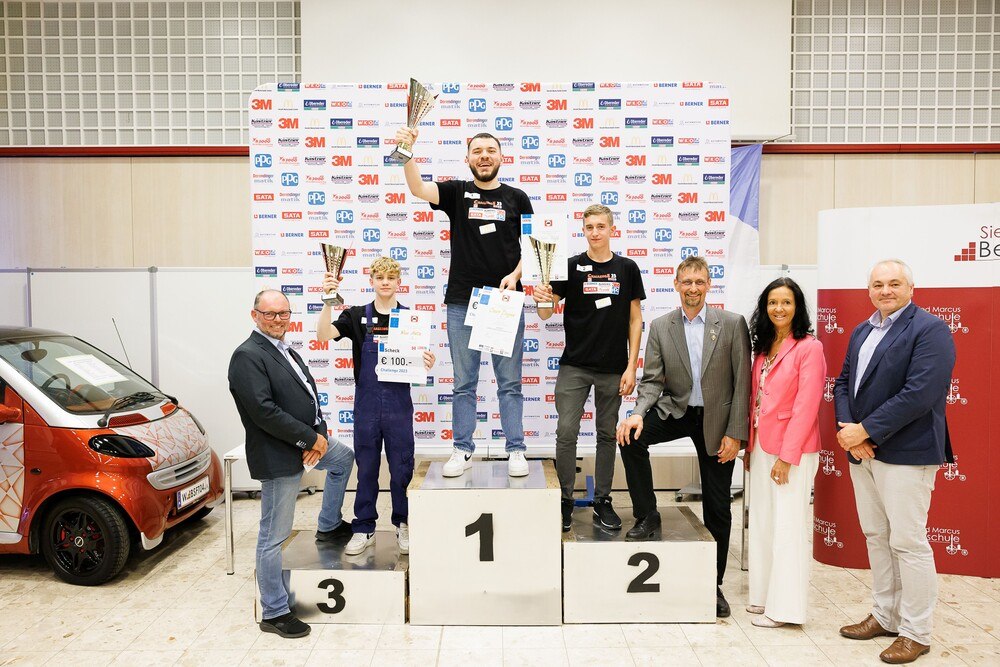 © Florian Wieser
LIM-Stv Günter Blümel, Nico Metz, Ömer Dogan, Philipp Figl, LIM Georg Ringseis, Leiterin Pädagogischen Dienst Ulrike Mangl, Berufsschuldirektor-Stv Ernst Bauer (v.l.)
LIM-Stv Günter Blümel, Nico Metz, Ömer Dogan, Philipp Figl, LIM Georg Ringseis, Leiterin Pädagogischen Dienst Ulrike Mangl, Berufsschuldirektor-Stv Ernst Bauer (v.l.)