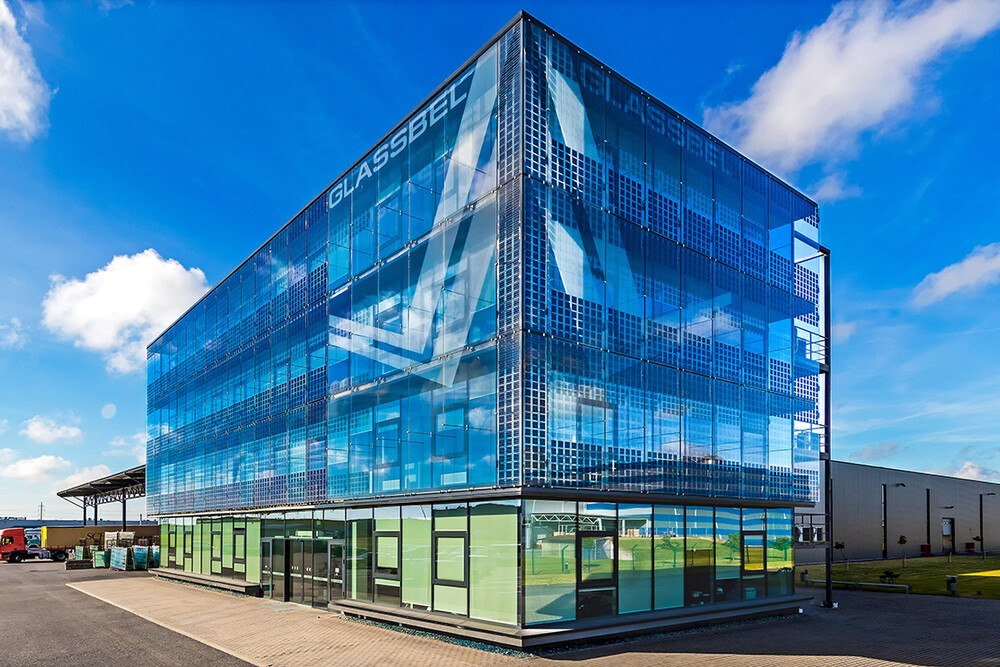 © Glassbel
Glassbel realisiert seit 2001 erfolgreich Architekturprojekte. Mit mehr als 10.000 Projekten in rund 30 Ländern zählt das litauische Unternehmen zu den weltweit führenden Premiumglasverarbeitern und -veredlern.
Glassbel realisiert seit 2001 erfolgreich Architekturprojekte. Mit mehr als 10.000 Projekten in rund 30 Ländern zählt das litauische Unternehmen zu den weltweit führenden Premiumglasverarbeitern und -veredlern.