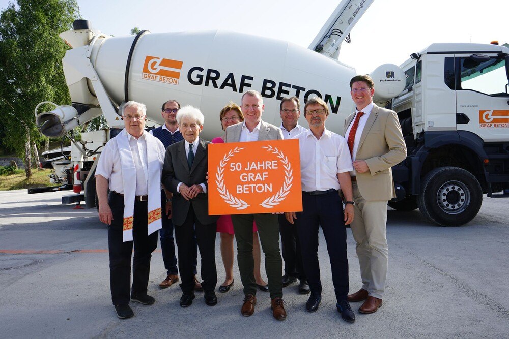 © Leyrer und Graf Bildtext: v.l.n.r.: Pater Georg Kaps, Martin Müllauer (Abteilungsleiter Leyrer + Graf Tiefbau Gmünd, BM Franz Graf (Gesellschafter), Helga Rosenmayer (Bürgermeisterin Gmünd), BM Dipl.-Ing. Stefan Graf (CEO Leyrer + Graf), BM Ing. Clemens Anderl (Leiter Betonwerk), Ing. Othmar Zimmel (Geschäftsfeldleiter Tiefbau), Mag. Ing. Christian Pehofer (Bezirkshauptmann Gmünd)
