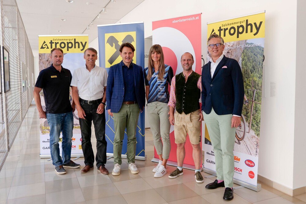 © Oberösterreich Tourismus GmbH /Martin Fickert Peter Perstl (OK Team Trophy), Heinz Hörhager (Trophy Sprecher), Andreas Winkelhofer (GF Oberösterreich Tourismus GmbH), Barbara Mayer (Rad- und Mountainbike Profisportlerin), Christian Schirlbauer (GF Ferienregion Dachstein Salzkammergut), Klaus Ahammer (Vorstand Raiffeisenbank Salzkammergut)