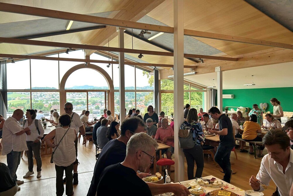 © Relax Natürlich Wohnen GmbH
Der Salzburger Naturbettenhersteller Relax Natürlich Wohnen lud Anfang Juli zum Sommerevent nach Obertrum und Umgebung. Über 140 Partner*innen folgten der Einladung.
Relax Natürlich Wohnen lud zum großen Sommerevent.