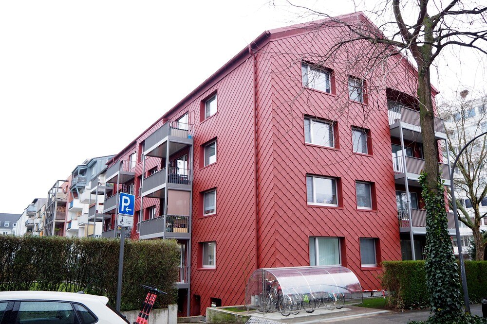 © Renowave.at
Die serielle Sanierung voranzutreiben, ist eines der Schwerpunktthemen von Renowave.at. Hier ein Mehrfamilienhaus in Köln aus dem Jahr 1961 mit 16 Wohneinheiten in vier Etagen, das im bewohnten Zustand saniert wurde. Jetzt produziert es im Jahresmittel so viel Energie wie die Bewohner*innen benötigen.
Die serielle Sanierung voranzutreiben, ist eines der Schwerpunktthemen von Renowave.at. Hier ein Mehrfamilienhaus in Köln aus dem Jahr 1961 mit 16 Wohneinheiten in vier Etagen, das im bewohnten Zustand saniert wurde.