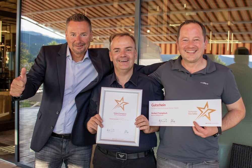 © Santander Consumer Bank
Daniel Ertlschweiger / Herbert Trampitsch (Wolfgang Denzel AG und Sieger in der Kategorie Neuwagen), Reinhard Ebner (Gebietsleiter Kfz West) (v.l.)
Daniel Ertlschweiger / Herbert Trampitsch (Wolfgang Denzel AG und Sieger in der Kategorie Neuwagen), Reinhard Ebner (Gebietsleiter Kfz West) (v.l.)