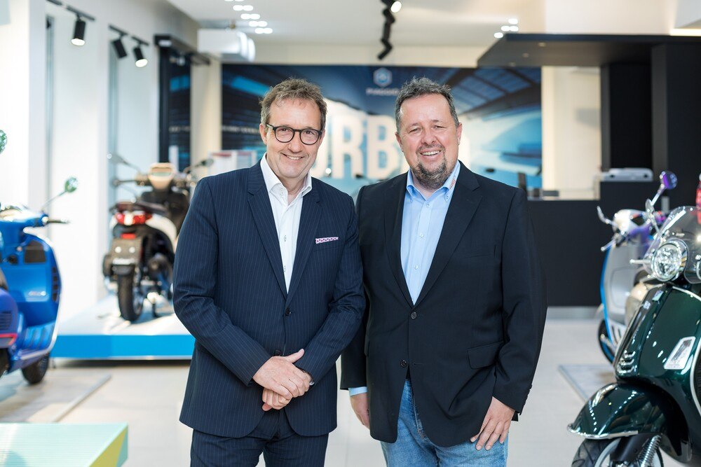 © Akos Burg
Die zweite Generation der Geschäftsführung: Josef Faber (CEO der Faber Holding sowie der Faber GmbH) und Peter Faber (CEO der Faber KFZ Einzelhandelsorganisation)
Die zweite Generation der Geschäftsführung: Josef Faber (CEO der Faber Holding sowie der Faber GmbH) und Peter Faber (CEO der Faber KFZ Einzelhandelsorganisation)