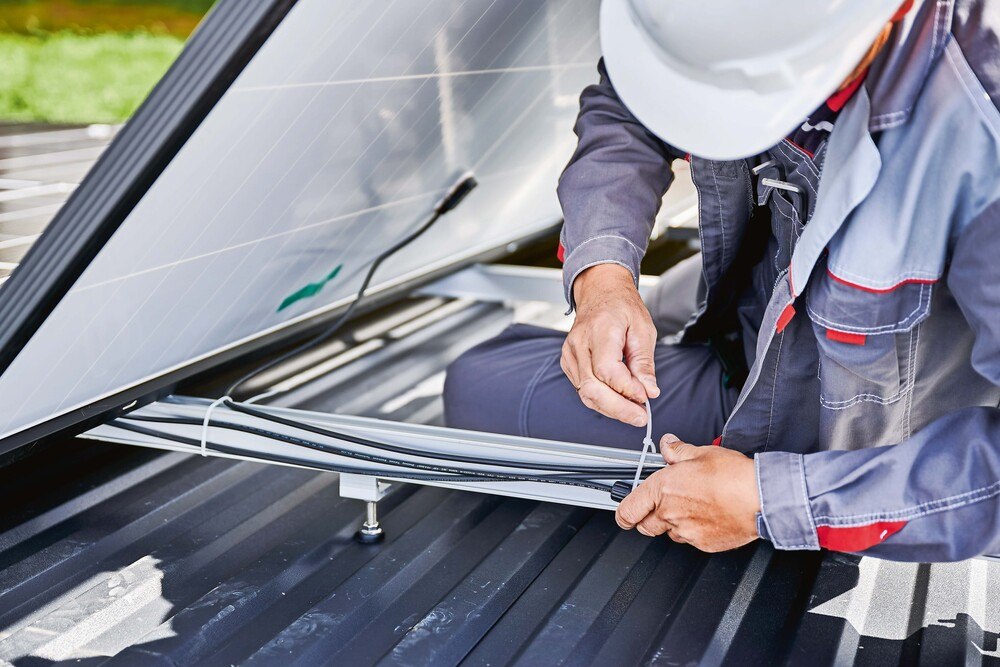 © getty images / anatoliy gleb / iStock Getty Images Plus via getty images
Für Installateur*innen ist es wichtig, auf die Qualität und Zuverlässigkeit der PV-Komponenten zu achten.
PV Installation in höchster Qualität