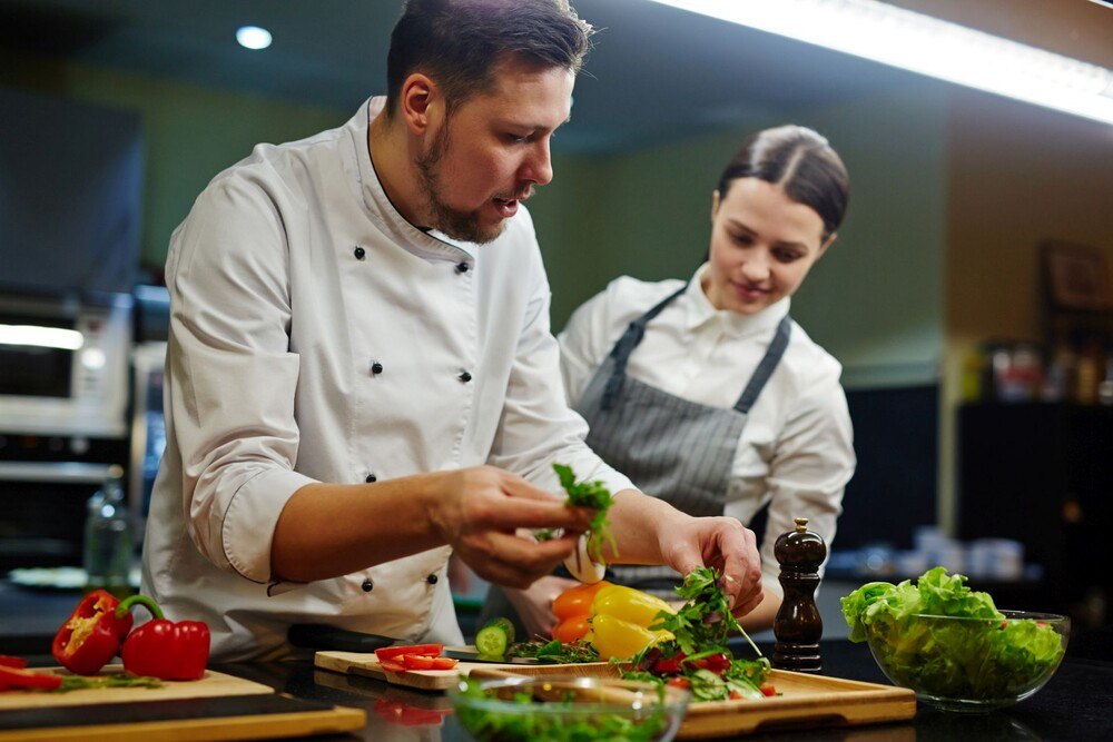 © iStock / Getty Images Plus / shironosov Vegetarischer Koch