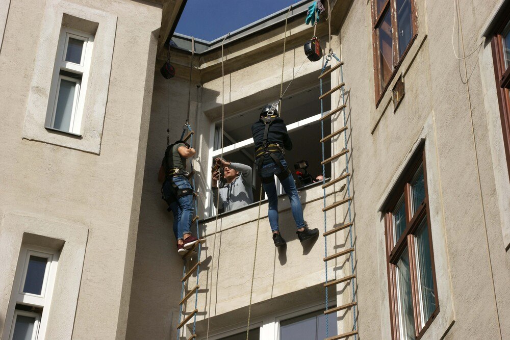 © WKW DGS
Beim Lehrlingscasting können interessierte Jugendliche ihre Fähigkeiten als künftige Glaser,- Spengler- und Dachdeckerlehrlinge testen.
Beim Lehrlingscasting können interessierte Jugendliche ihre Fähigkeiten als künftige Glaser,- Spengler- und Dachdeckerlehrlinge testen.