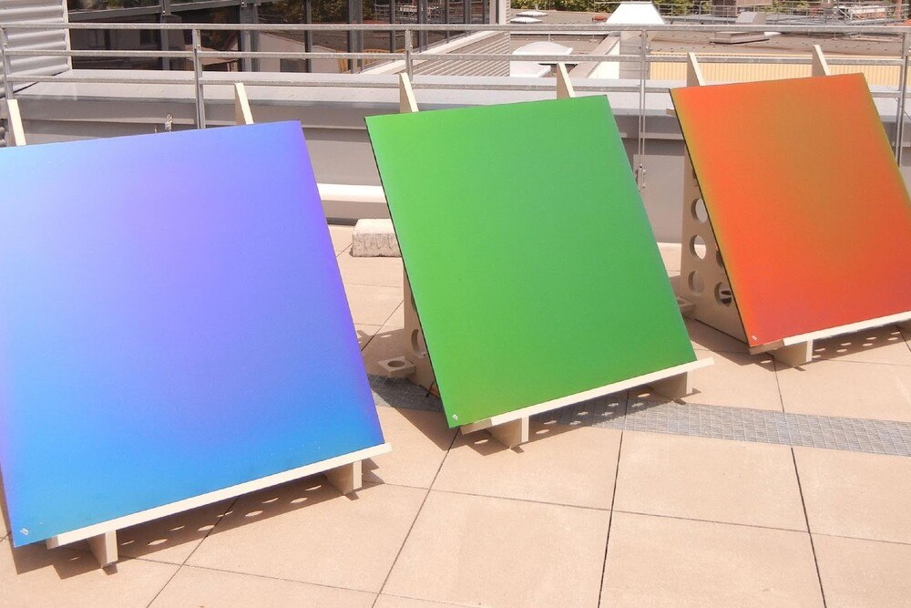 Durch die Weiterentwicklung der Farbtechnologie bietet die Megasol Energie AG neue Möglichkeiten für die solare Gebäudehülle. Hier drei Beispiele der neuartigen, intensiven Farbgebung.