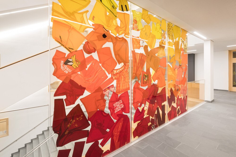 © Weissengruber Fotografie
Absturzsicherung und Kunst am Bau in einem: In die gläsernen Absturzsicherung im Stiegenhaus der Grundschule Hermine-von-Parish in München wurden im Auftrag eines Künstlers farbige Kleidungsstücke einlaminiert.
Absturzsicherung und Kunst am Bau in einem: In die gläsernen Absturzsicherung im Stiegenhaus der Grundschule Hermine-von-Parish in München wurden im Auftrag eines Künstlers farbige Kleidungsstücke einlaminiert.