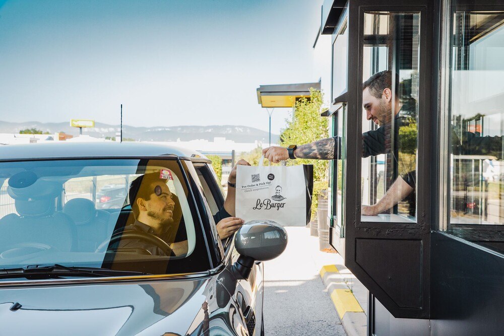 © Robin Consult / Fellner
Gratis Burger sollen Autofahrern die Elektromobilität schmackhaft machen.
Gratis Burger sollen Autofahrern die Elektromobilität schmackhaft machen.