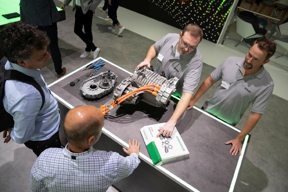 © Schaeffler
E-Achsenspezialist Schaeffler setzt auf nachhaltige Reparaturkonzepte.
E-Achsenspezialist Schaeffler setzt auf nachhaltige Reparaturkonzepte.