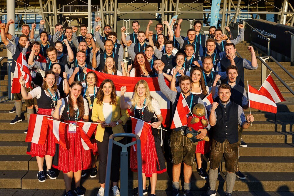 © SkillsAustria/Florian Wieser
Das Team Austria vor der Polsat Arena mit Claudia Plakolm: Die Jugendstaatssekretärin drückt den 44 Teilnehmerinnen und Teilnehmern der EuroSkills vor Ort die Daumen.
Das Team Austria vor der Polsat Arena mit Claudia Plakolm: Die Jugendstaatssekretärin drückt den 44 Teilnehmerinnen und Teilnehmern der EuroSkills vor Ort die Daumen.