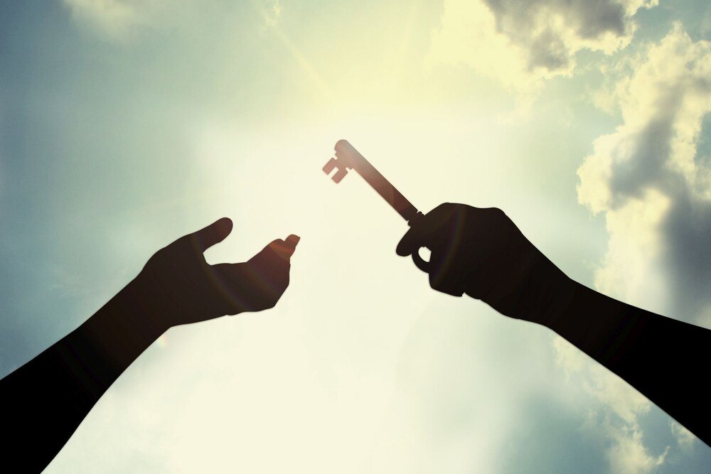 © iStock / Getty Images Plus / PeopleImages Schlüsselübergabe