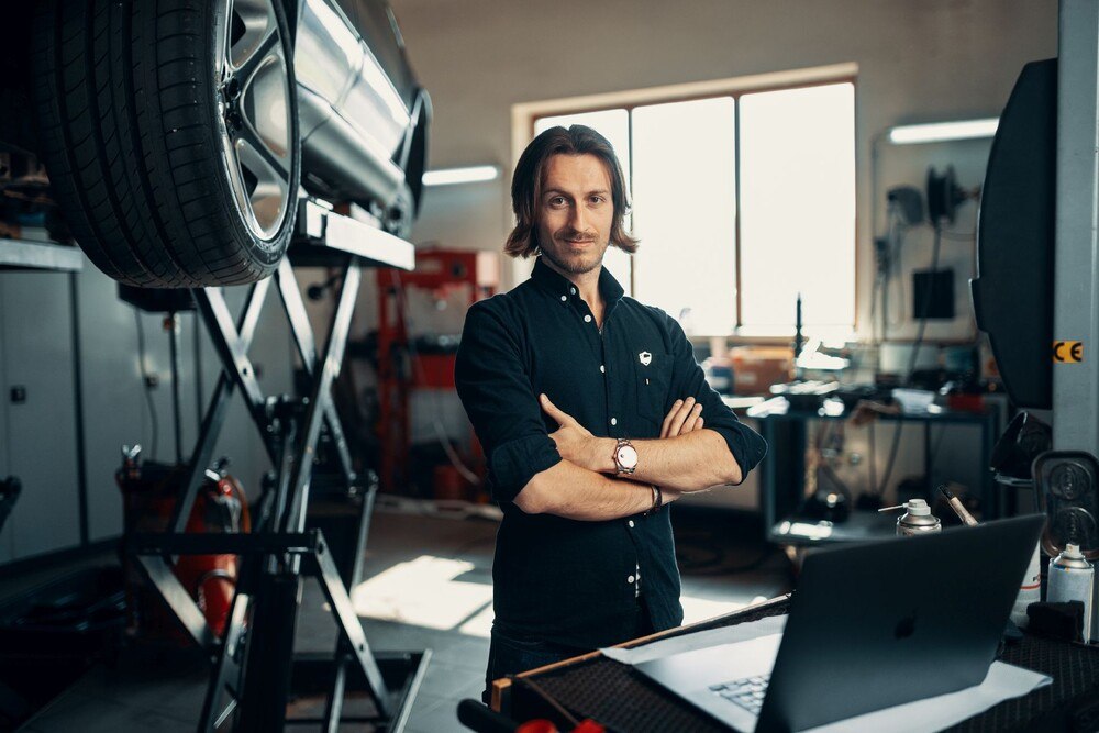 © KFZ Rockstars
Robert Merz, Gründer und strategischer Kopf der KFZ-Rockstars: “Je länger Autos leben, desto nachhaltiger und ressourcenschonender sind sie.”
Robert Merz, Gründer und strategischer Kopf der KFZ-Rockstars: “Je länger Autos leben, desto nachhaltiger und ressourcenschonender sind sie.”