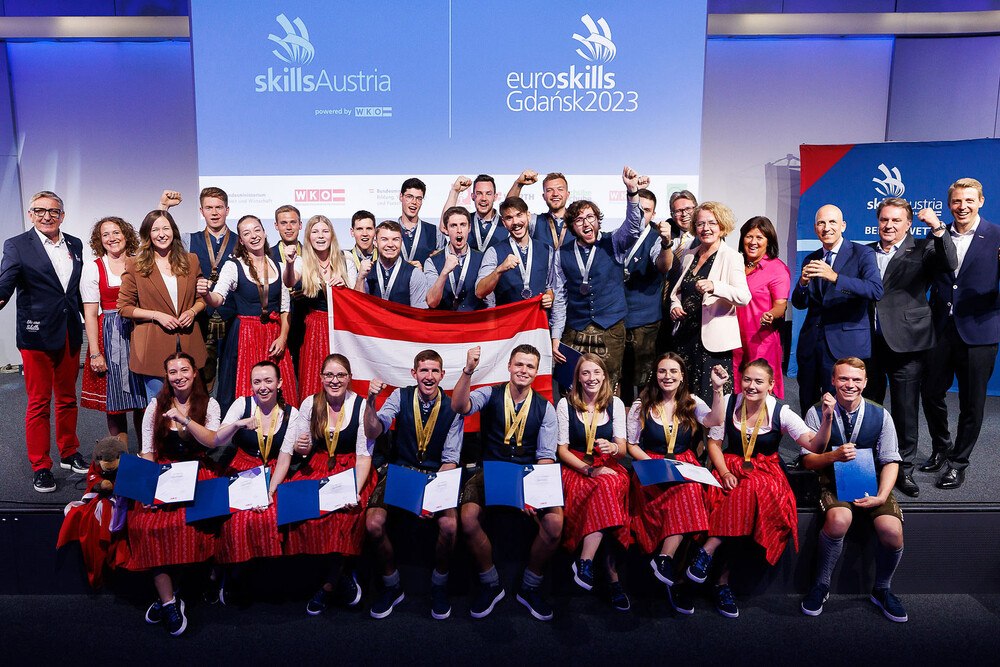 © EuroSkills / Florian Wieser
Die WKO bescherte den heimgekehrten 44 Teilnehmenden der Berufseuropameisterschaften EuroSkills einen festlichen Empfang.
Die WKO bescherte den heimgekehrten 44 Teilnehmenden der Berufseuropameisterschaften EuroSkills einen festlichen Empfang.