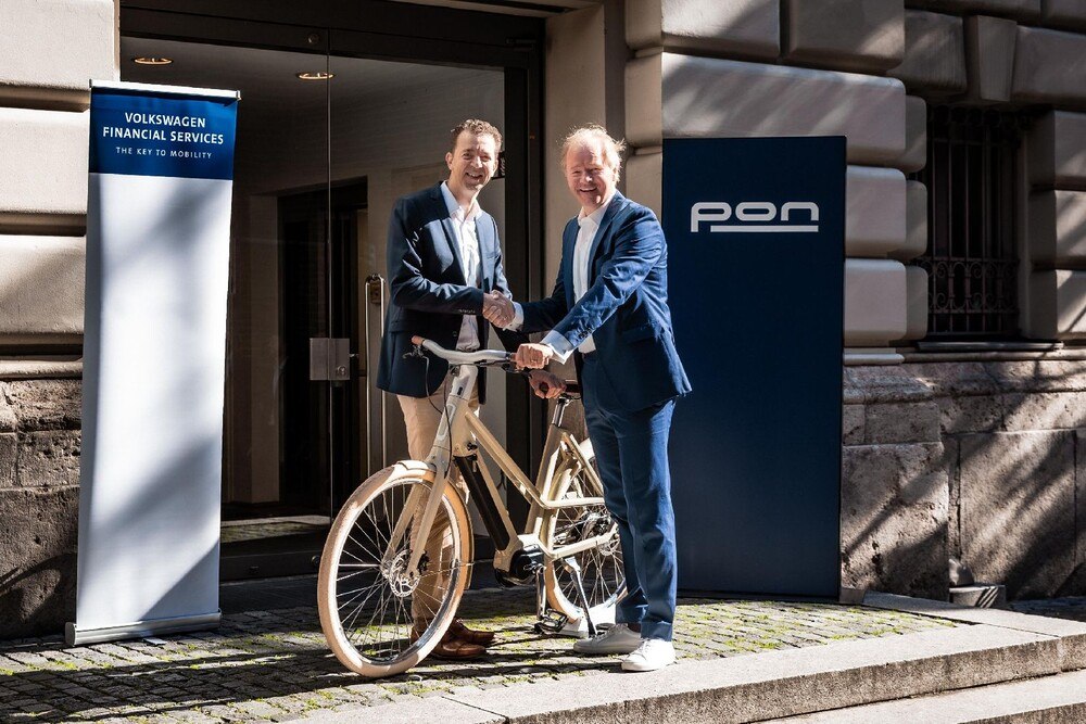 © Porsche Holding
Christian Dahlheim (l.), CEO der Volkswagen Financial Services AG, und Janus Smalbraak (r.), CEO von Pon Holdings, auf der IAA Mobility in München.
Christian Dahlheim (l.), CEO der Volkswagen Financial Services AG, und Janus Smalbraak (r.), CEO von Pon Holdings, auf der IAA Mobility in München.