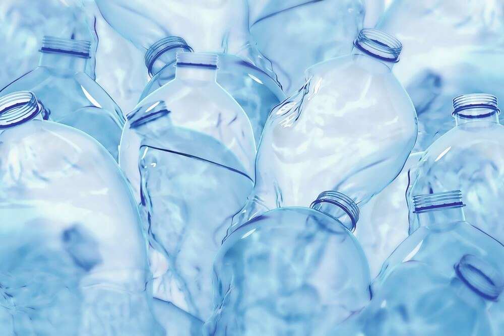 © iStock / Getty Images Plus / Galina Shafran Plastikflaschen