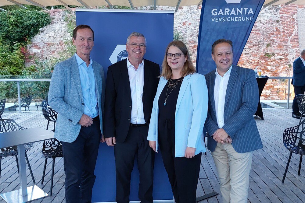 © Garanta
Erwin Mollnhuber (Mitglied der Garanta-Geschäftsführung), Josef Harb (Vorsitzender des Garanta-Beirats), Andrea Sonnleitner (BEST Bioenergy and Sustainable Technologies GmbH) Heinz Steinbacher (Hauptbevollmächtigter Garanta Versicherungs-AG Österreich) (v.l.).
Erwin Mollnhuber (Mitglied der Garanta-Geschäftsführung), Josef Harb (Vorsitzender des Garanta-Beirats), Andrea Sonnleitner (BEST Bioenergy and Sustainable Technologies GmbH) Heinz Steinbacher (Hauptbevollmächtigter Garanta Versicherungs-AG Österreich) (v.l.).