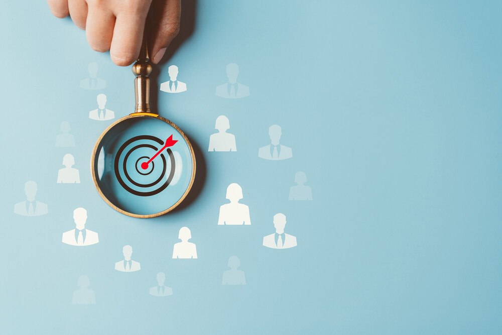 © demaerre / iStock / Getty Images Plus / Getty Images Suche nach dem richtigen Mitarbeiter am richtigen Platz