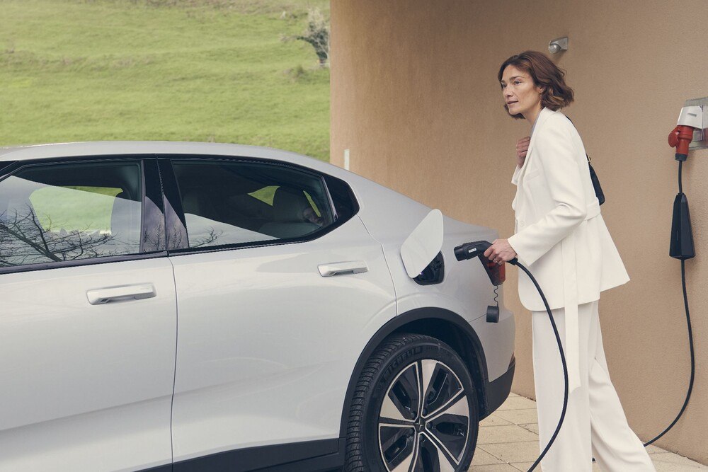 © NEcharge
Der Clou der innovativen Ladelösung NEcharge One aus Oberösterreich: Die gesamte Ladetechnik ist in einer kleinen schwarzen Box direkt am 5 Meter langen Ladekabel untergebracht.
Der Clou der innovativen Ladelösung NEcharge One aus Oberösterreich: Die gesamte Ladetechnik ist in einer kleinen schwarzen Box direkt am 5 Meter langen Ladekabel untergebracht.