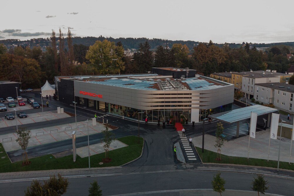 © Porsche Holding
Das neue Porsche Zentrum Steiermark wird komplett CO2-neutral betrieben.
Das neue Porsche-Zentrum Steiermark wird komplett CO2-neutral betrieben.