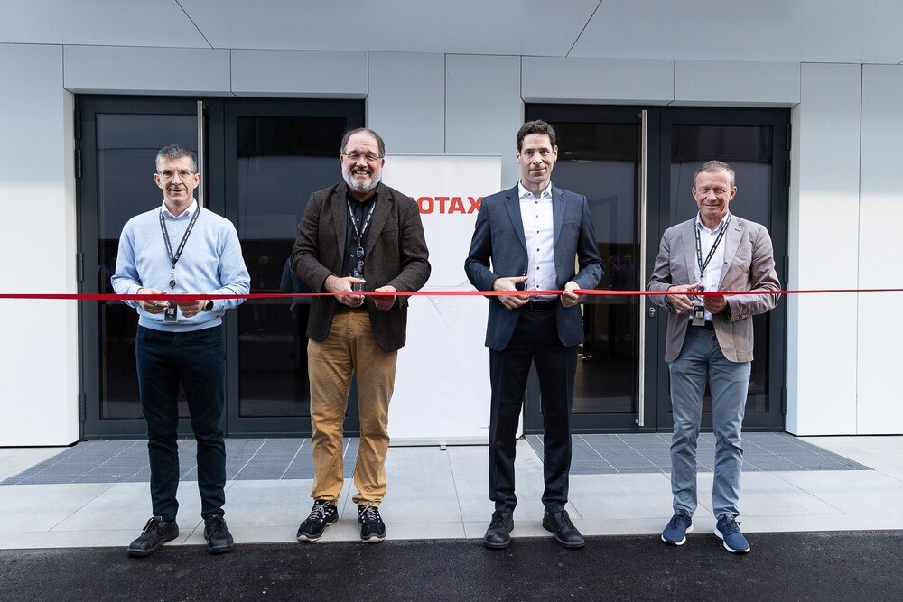© BRP Rotax GmbH
Sebastien Martel, Thomas Uhr, Stefan Arndt, Wolfgang Rapberger (v. l.).
Sebastien Martel, Thomas Uhr, Stefan Arndt, Wolfgang Rapberger (v. l.).