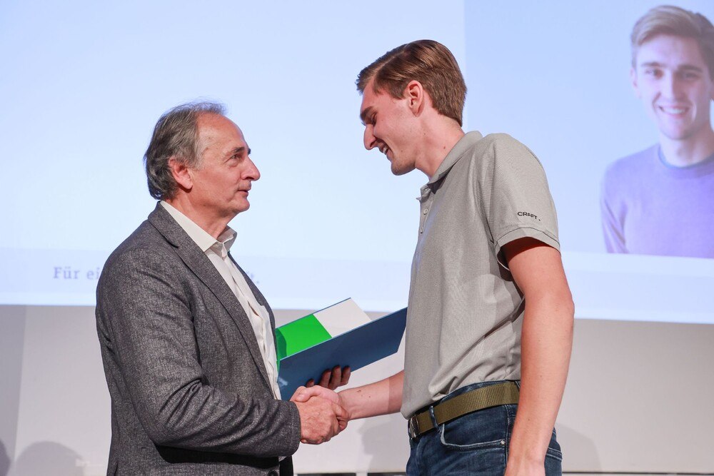 © WKO
BIM Roman Kelglovits Ackerer gratuliert dem neuen Staatsmeister Michael Lackner.
BIM Roman Kelglovits Ackerer gratuliert dem neuen Staatsmeister Michael Lackner.