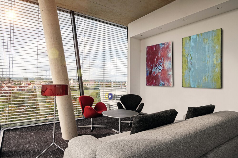 © Warema
Fenster-System-Raffstoren helfen, ein Aufheizen der Räume durch Sonneneinstrahlung zu verhindern und ermöglichen gleichzeitig, ein Maximum an Tageslichtnutzung.
Fenster-System-Raffstoren