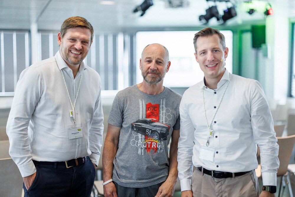 © Stefan Diesner
Alexander Vysek (AutoScout24 Geschäftsführer), Roland Düringer, Nikolaus Menches (Country-Manager von AutoScout24 in Österreich) (v.l.).
Alexander Vysek (AutoScout24 Geschäftsführer), Roland Düringer, Nikolaus Menches (Country-Manager von AutoScout24 in Österreich) (v.l.).