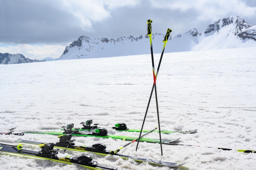 © iStock / Getty Images Plus / fermate Skifahren Winter