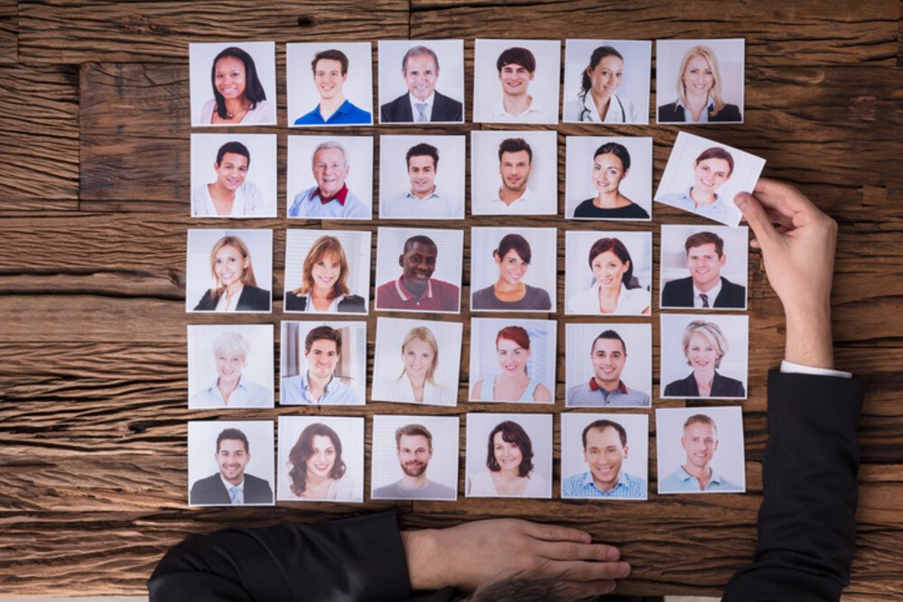 © AndreyPopov iStock Getty Images Plus Ein Memory Spiel mit Personenportraits