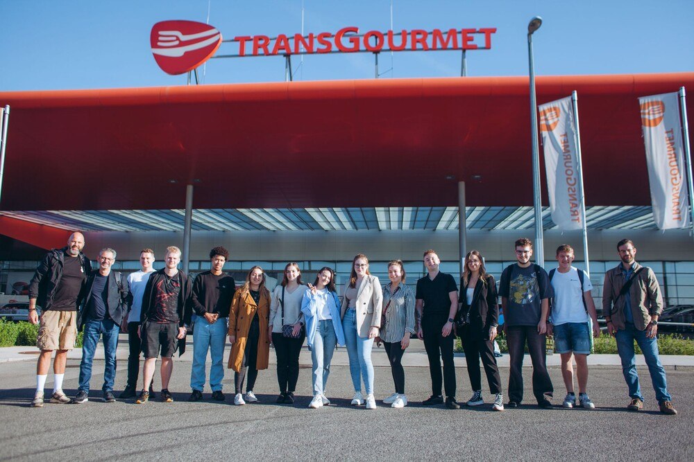 © Mila Zytka v.l.n.r. Dominik Wetzel, Yannick Kiefer, Peter Bartosz, Sascha Schlegel, Cesar Luis Sánchez, Athina Karavouzi, Franca Sauer,Teodora Iordachi, Fiona Fuss, Theresa Carolin Putz, Norbert Szefer, Iris Liegeois, Mario Ludwig, Julian Wiest, Lorenzo Raimondi