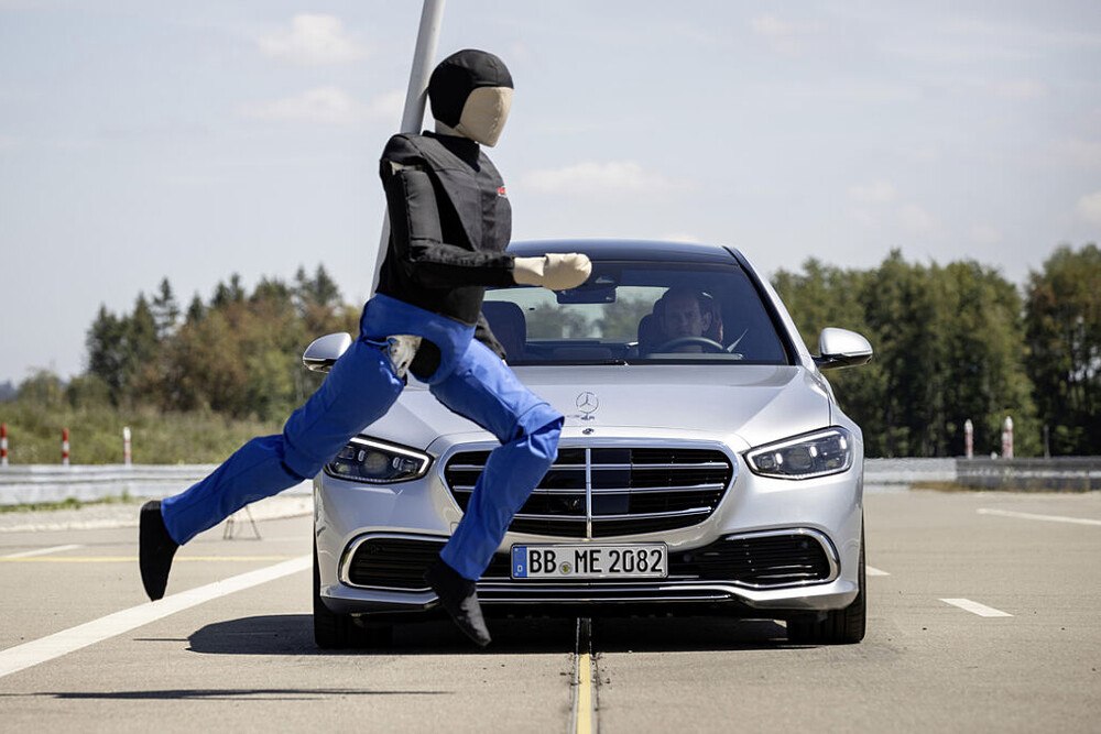 © Mercedes-Benz
Seit 2021 gehört der Aktive Brems-Assistent bei allen neuen Mercedes‑Benz Pkw-Baureihen zur Serienausstattung.
Seit 2021 gehört der Aktive Brems-Assistent bei allen neuen Mercedes‑Benz Pkw-Baureihen zur Serienausstattung.