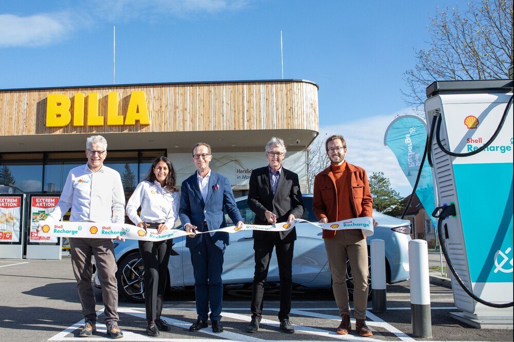 © www.hoferundhofer.at
Johann Pirstinger (Fleet Solutions Global Account Manager), Saghi Froughivand (Mobility Managerin Shell Austria), Robert Nagele (Vorstand BILLA AG), Christoph Lampert (Vizebürgermeister Maria Lanzendorf), Philipp Wieser (AustriaTech / Leiter Österreichs Leitstelle für Elektromobilität) (v.l.).
Johann Pirstinger (Fleet Solutions Global Account Manager), Saghi Froughivand (Mobility Managerin Shell Austria), Robert Nagele (Vorstand BILLA AG), Christoph Lampert (Vizebürgermeister Maria Lanzendorf), Philipp Wieser (AustriaTech / Leiter Österreichs Leitstelle für Elektromobilität) (v.l.).