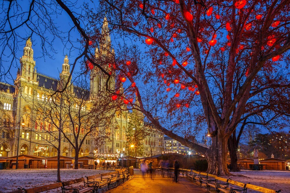© iStock / Getty Images Plus / sborisov Weihnachtsmarkt Wien Rathausplatz