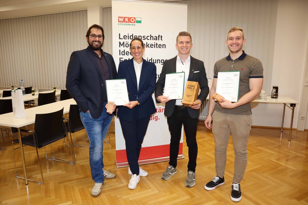 © WK Steiermark
Das sind die Sieger*innen des Jungholz-Bewerbs 2023: Verena Ulrich-Hollerer mit Bruder Hans-Peter Ulrich, Sieger Michael Prader, Lukas Schwindsackl (v.l.)
Sieger*innen Jungholz 2023