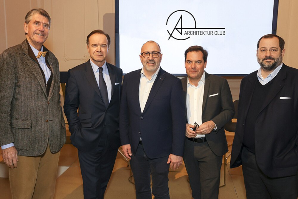 © HELLA
von links nach rechts: Univ.-Prof. Architekt Dipl.-Ing. Christoph M. Achammer (Vorstandsvorsitzender ATP architekten
ingenieure), Mag. Thomas Winkler, LL.M. (CEO UBM Development AG), Andreas Kraler (Geschäftsführender
Gesellschafter der HELLA-Gruppe), Rainer Nowak (Ressortleiter Wirtschaft, Innen- und Außenpolitik Kronen Zeitung),
Daniel Riedl, FRICS (Vorstandsmitglied Vonovia SE).
Diskussionsteilnehmer, Moderator und Gastgeber
