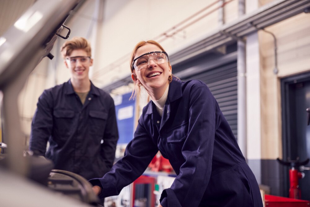 © monkeybusinessimages iStock Getty Images Plus Lehrling im Betrieb