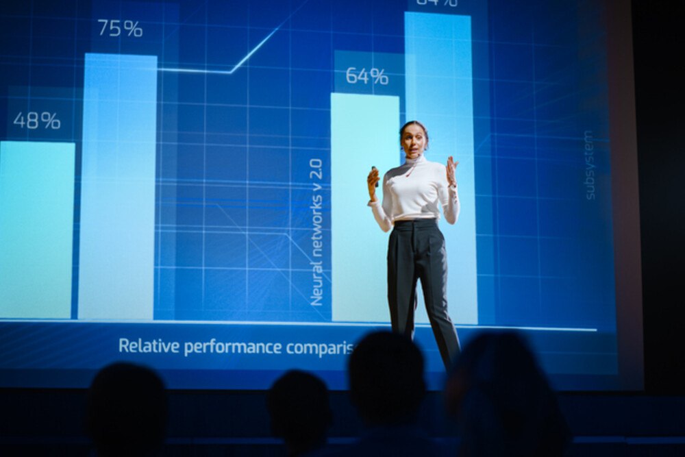 Vortrag mit Diagrammen im Hintergrund