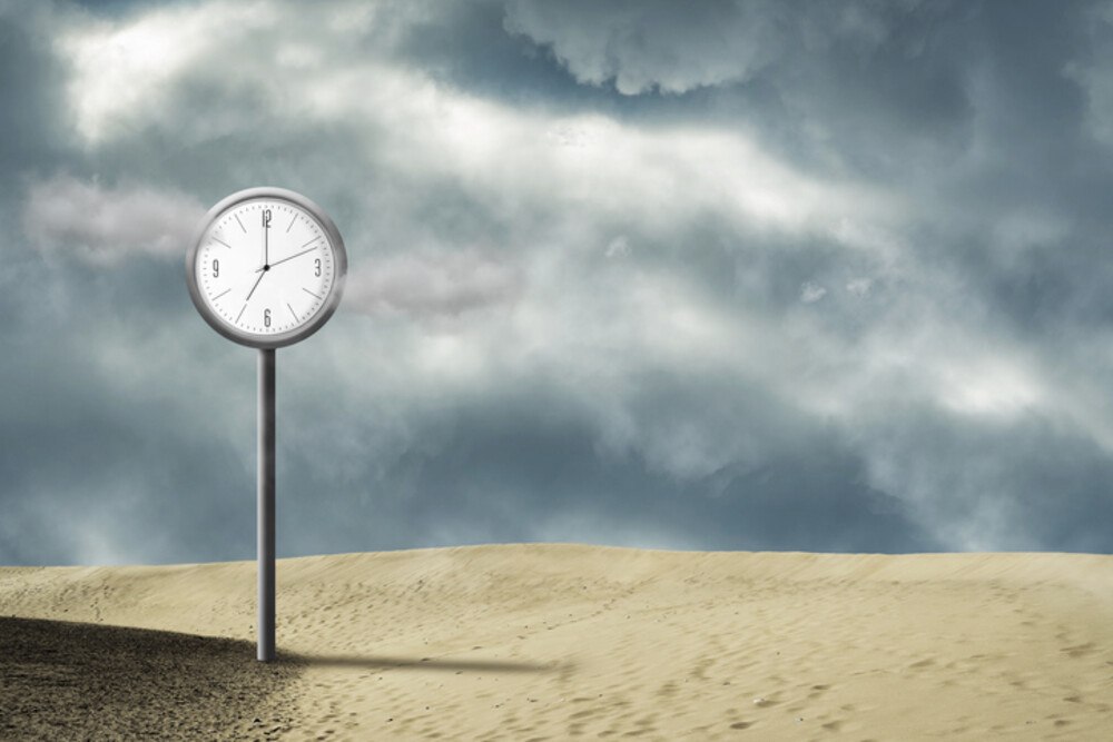 © ValleraTo iStock / Getty Images Plus Uhr in Wüste