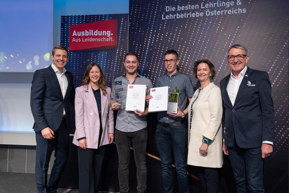 Von links: WKÖ-Vizepräsident Philipp Gady, Staatssekretärin Claudia Plakolm, Thomas Käferböck, Lukas Penz, Renate Scheichelbauer-Schuster (WKÖ Bundesspartenobfrau Gewerbe und Handwerk), SkillsAustria-Präsident Josef Herk.