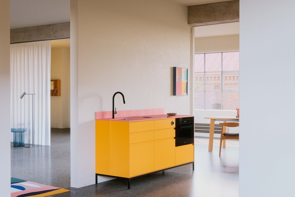 © Neuvermoebelt
Farbenfroh und umweltfreundlich: Tiny Kitchen von Neuvermoebelt
Tiny Kitchen