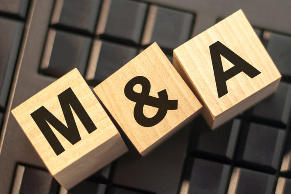 © Maks_Lab iStock Getty Images Plus M & A auf Holzwürfeln